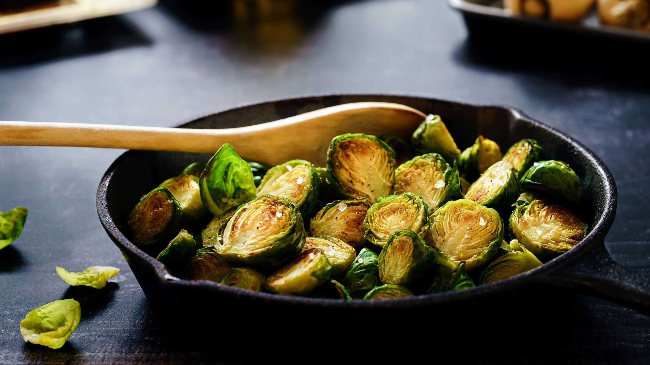 Rezeptbild für Rosenkohl-Maroni-Pfanne mit Chicorée-Granatapfel-Salat